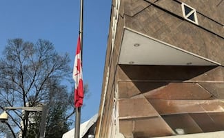 Embajada de Canadá en México iza a media asta bandera tras tiroteo en Columbia Británica; no se reportan mexicanos afectados
