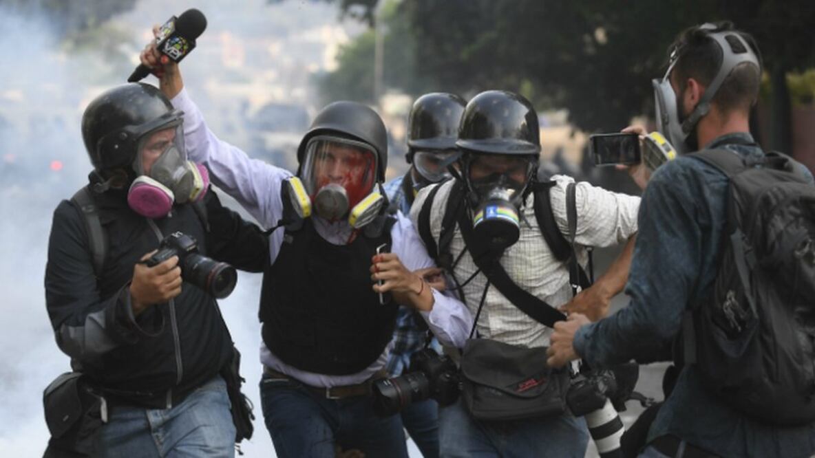 Imágenes de periodistas heridos durante protestas en Venezuela, un país que no registra tantas muertes, pero en el que cada vez resulta más peligroso informar. Foto: BBC