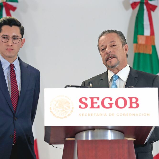 Los voceros de las secretarías de Relaciones Exteriores, Roberto Velasco, y de Gobernación, Hector Gandini. Irvin Olivares/El Universal