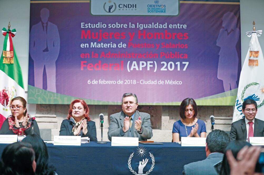 Arely Gómez González (segunda de izq. a der.), titular de la SFP, y el ómbudsman Luis Raúl González Pérez (al centro), asistieron a la presentación del estudio sobre igualdad entre mujeres y hombres (ALEJANDRA LEYVA. EL UNIVERSAL)