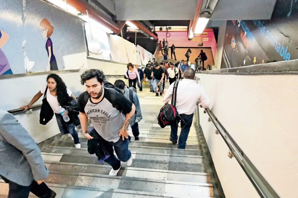 Algunos de los pasajeros realizan el recorrido en cinco minutos, pero la mayoría se toma un poco más de tiempo. Al final, terminan exhaustos y jadeando, prometiendo mejorar su condición física. Foto: EDUARDO HERNÁNDEZ. EL UNIVERSAL
