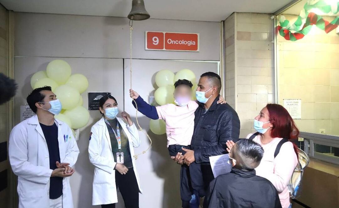 Tras tres años de tratamiento, Daniel vence la leucemia y toca la campana de la victoria. Foto: Especial