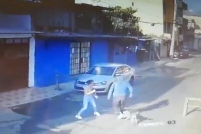 Video. Captan agresión de sujeto a una joven en calles de Tlalpan