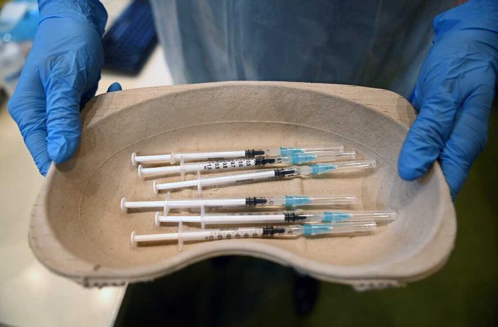 Una de cada 10 mil personas vacunadas con Pfizer o Moderna pueden verse afectadas. Foto: EFE/EPA/ Neil Hall, archivo 