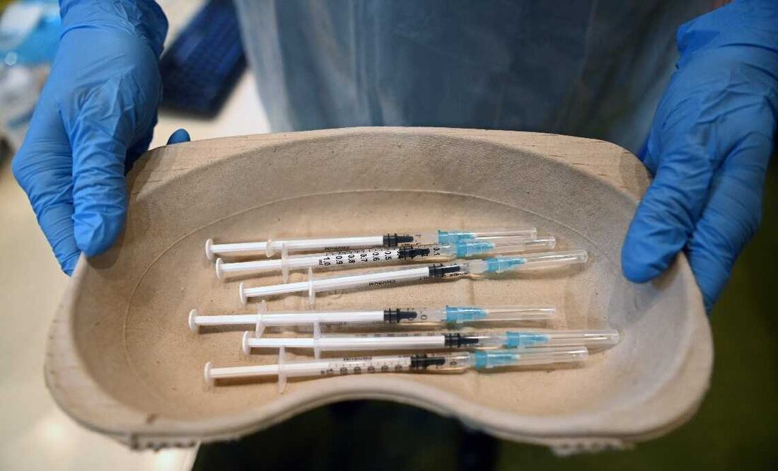 Una de cada 10 mil personas vacunadas con Pfizer o Moderna pueden verse afectadas. Foto: EFE/EPA/ Neil Hall, archivo