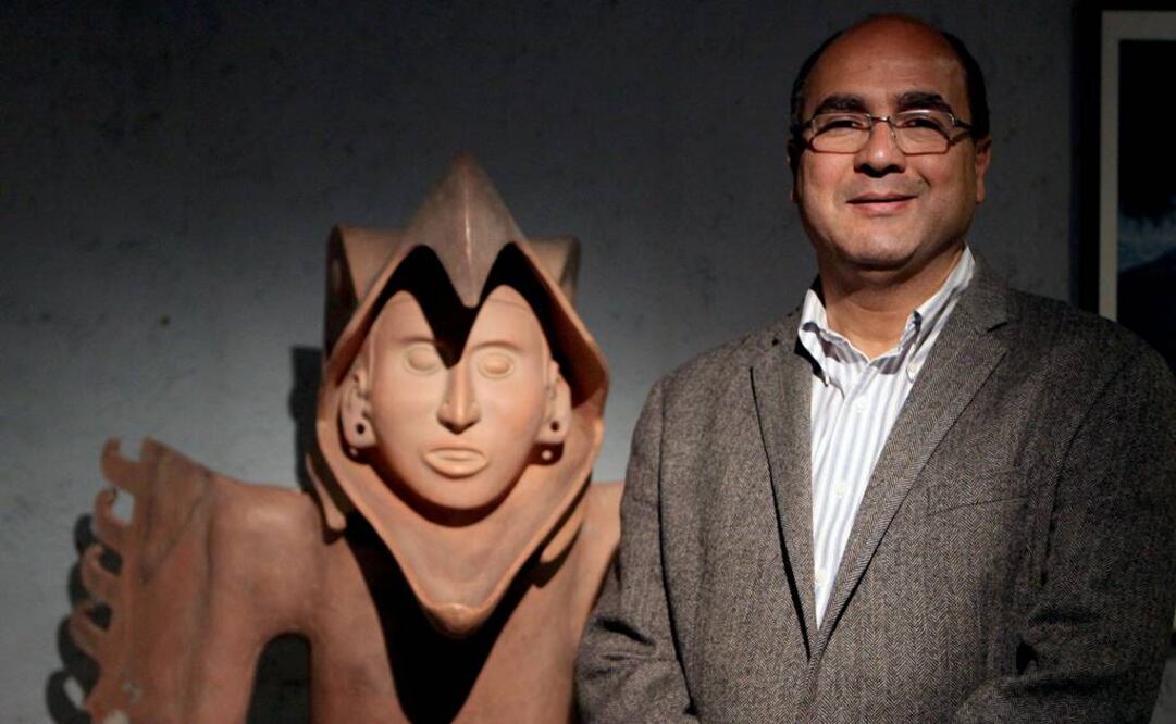 El arqueólogo Leonardo López Luján (Ciudad de México, 31 de marzo de 1964) es  uno de los principales investigadores de las sociedades prehispánicas del Centro de México, especialmente en torno a la antigua capital del imperio  mexica.  Este sábado, a las 19 horas, en el Palacio de Bellas Artes, recibirá la Medalla al Mérito que concede el Festival del Centro Histórico de la Ciudad de México.