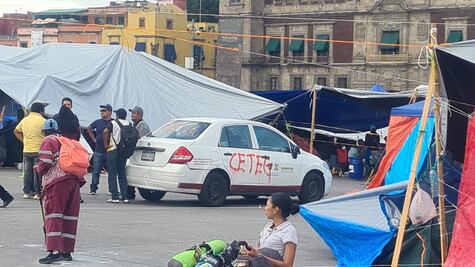 Integrantes de la CETEG retiran auto que dejaron estacionado en calles del Centro; comenzaron a cargarlo con objetos personales