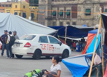 Integrantes de la CETEG retiran auto que dejaron estacionado en calles del Centro; comenzaron a cargarlo con objetos personales