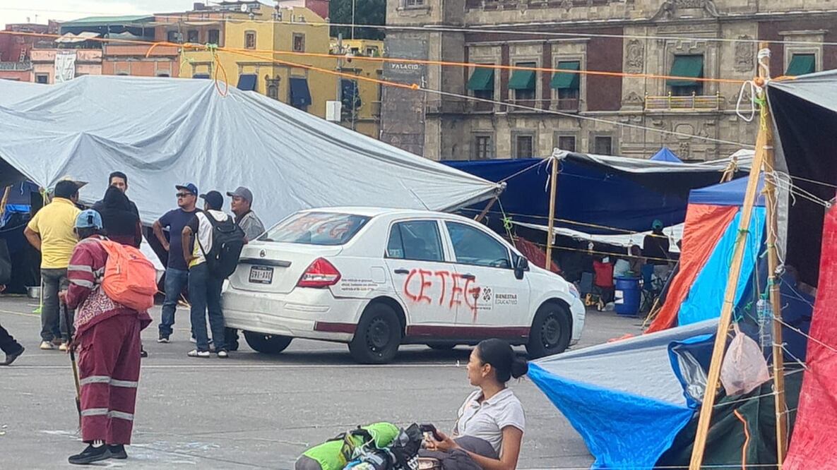 Integrantes de la CETEG retiraron este viernes el vehículo que habían dejado estacionado desde el pasado miércoles en la esquina de las calles 5 de Febrero y Venustiano Carranza, en la colonia Centro. (Foto: especial)