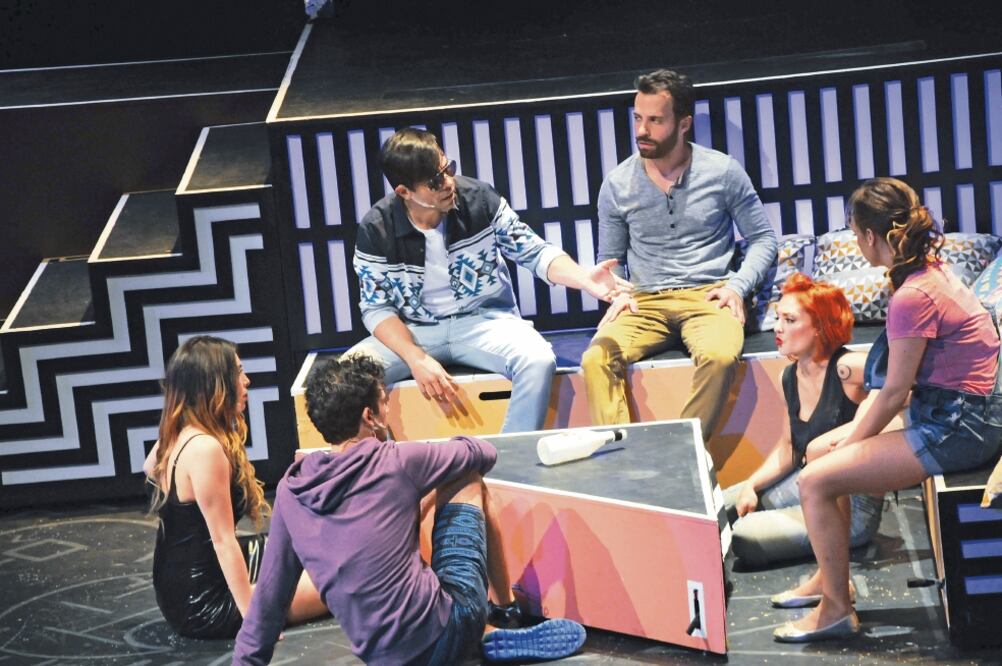 El elenco lleva al público por un recorrido nostálgico por los años 90 (LUIS CORTÉS. EL UNIVERSAL)