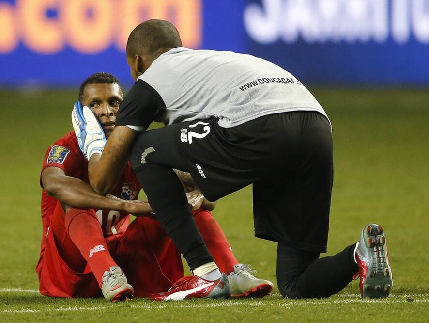 El panameño Alberto Quintero fue consolado por el arquero Luis Mejía (12) tras caer 2-1 ante México en las semifinales (JOHN BAZEMORE. AP)