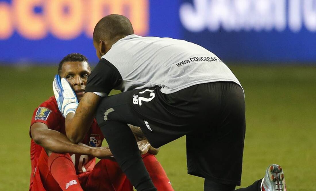 El panameño Alberto Quintero fue consolado por el arquero Luis Mejía (12) tras caer 2-1 ante México en las semifinales (JOHN BAZEMORE. AP)