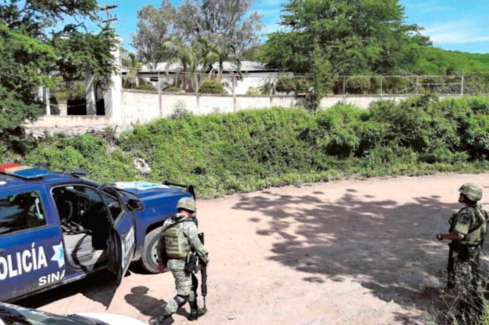 Soldados catearon ayer el rancho Santa Clara; indicaron que se tiene a una persona detenida en posesión de un fusil automático y se aseguraron 3 camionetas. (CORTESÍA)