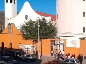 Hallan cuerpo de mujer colgado en baños de parroquia en Monterrey; feligreses esperaban el Viacrucis