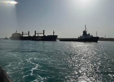 Reflotan un buque mercantil que interrumpió durante horas el tráfico en el canal de Suez