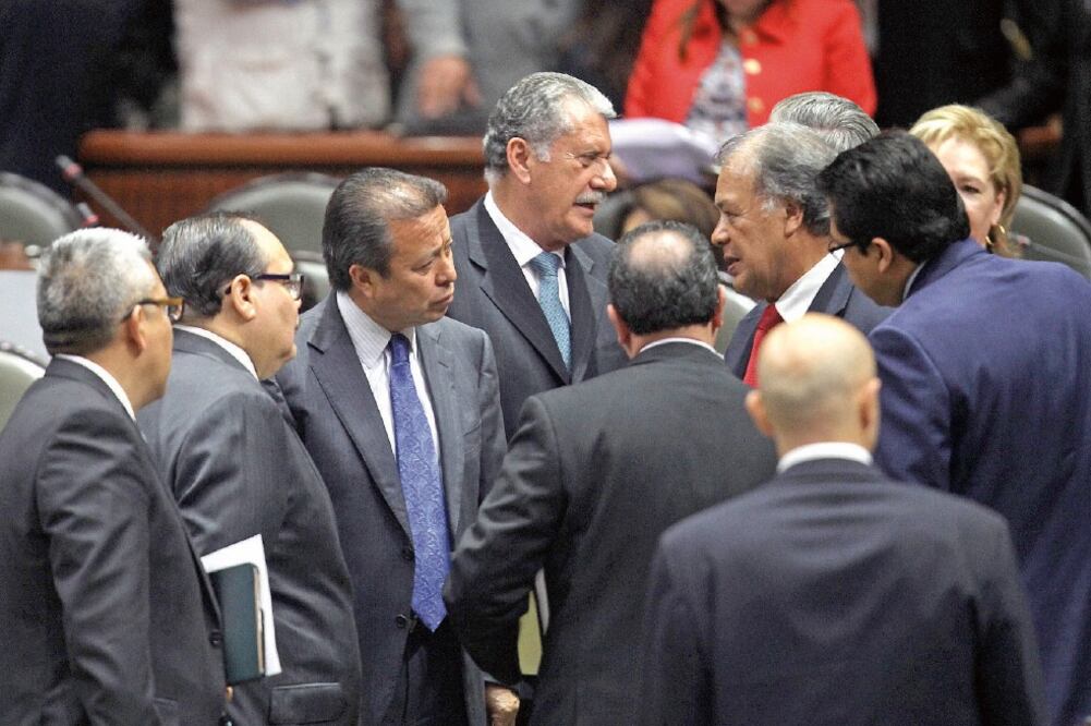 Alberto Anaya acudió ayer a San Lázaro a conversar con los priístas Enrique Jackson, César Camacho Quiroz y Jorge Carlos Ramírez Marín, entre otros (IVÁN STEPHENS. EL UNIVERSAL)