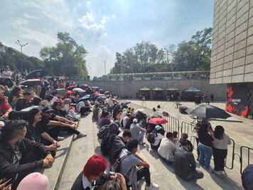 VIDEO Cientos de jóvenes se reúnen en la Estela de Luz para escuchar a Macario; "Sueña lindo corazón" sigue siendo sensación en internet