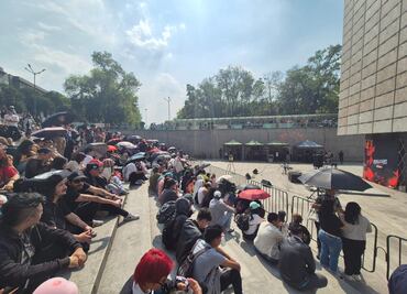 VIDEO Cientos de jóvenes se reúnen en la Estela de Luz para escuchar a Macario; "Sueña lindo corazón" sigue siendo sensación en internet