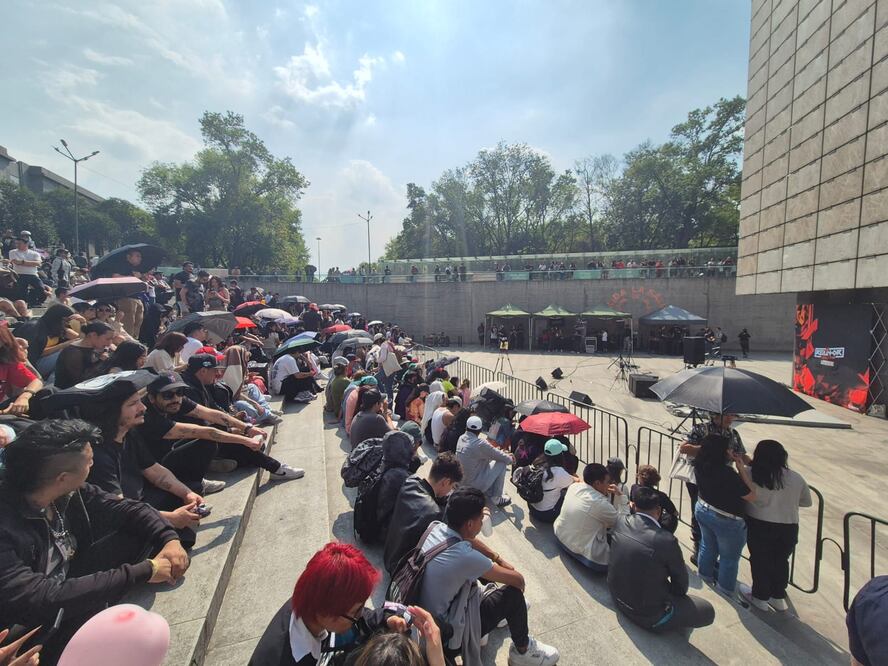 Cientos de jóvenes se congregaron en la Estela de Luz para escuchar a Macario. (Foto: Jorge Alejandro Medellín/ EL UNIVERSAL)