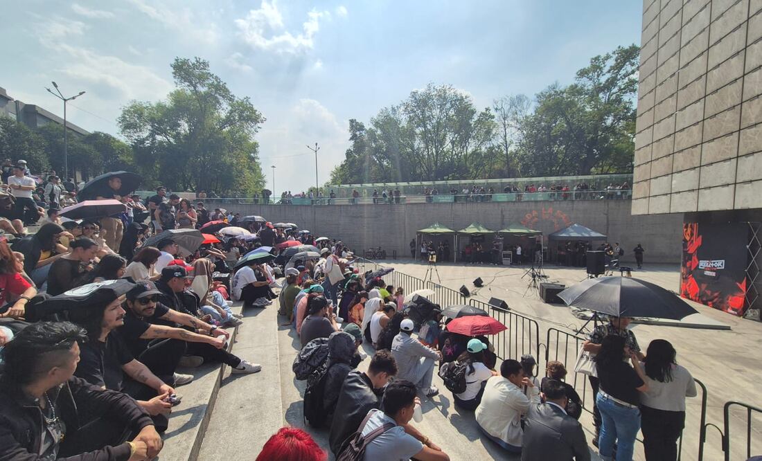 Cientos de jóvenes se congregaron en la Estela de Luz para escuchar a Macario. (Foto: Jorge Alejandro Medellín/ EL UNIVERSAL)