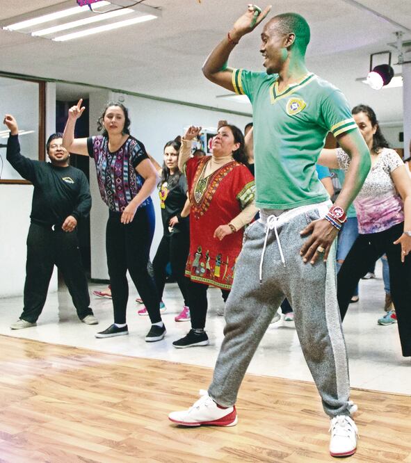 Julivaldo es el profesor encargado de poner a bailar a decenas de alumnos con ritmos diversos como samba, lambada y forró, en Casa do Brasil (ALEJANDRA LEYVA, JUAN CARLOS REYES. GERMAN GARCIA, CRISTOPHER ROGEL BLANQUET. EL UNIVERSAL/ CORTESÍA)