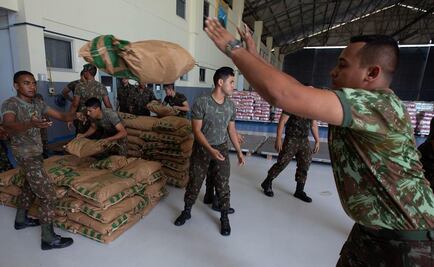 Tras orden judicial, ejército argentino reparte alimentos que estaban a punto de expirar