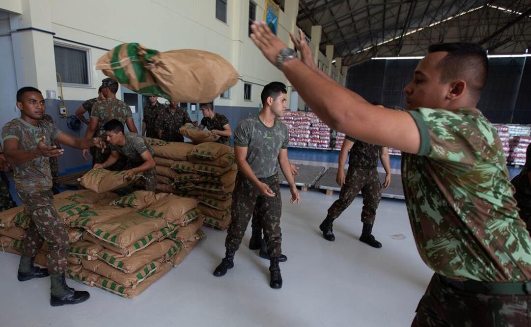 Los alimentos, según explicó un portavoz del Ejército a la prensa, serán distribuidos en comedores de la Fundación Cooperadora para la Nutrición Infantil (Conin), y zonas especialmente castigadas por la pobreza. Foto: EFE