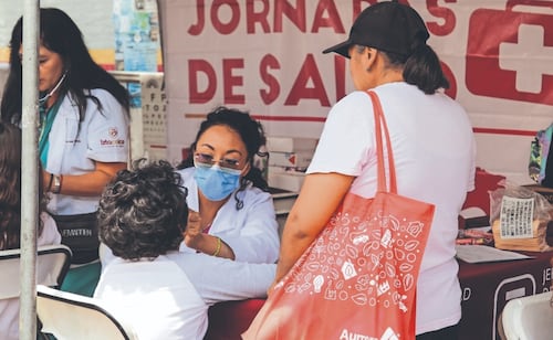 Acuden por certificados médicos y cortes de pelo