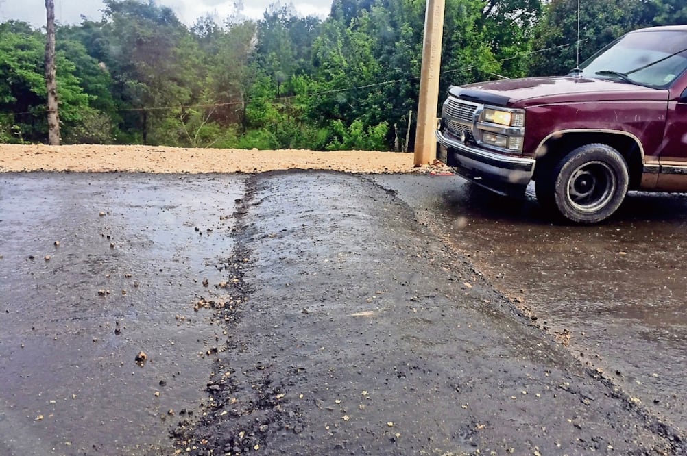 Aunque algunos pobladores acusan que pusieron los bloques de cemento debido a que las autoridades no atendieron sus demandas, otros justificaron que la instalación fue para evitar accidentes de tránsito. (FREDI MARTIN. EL UNIVERSAL)