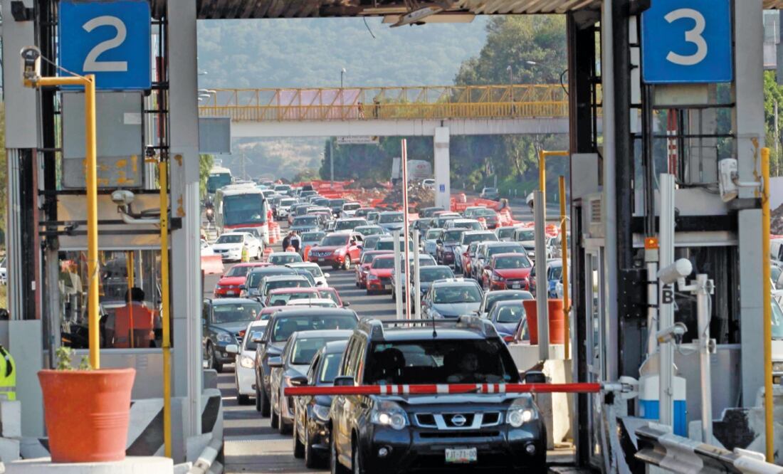 Hasta tres horas les tomó a los automovilistas cruzar el Viaducto Tlalpan, Periférico y avenida Insurgentes para llegar a sus domicilios (FERNANDO RAMÍREZ. EL UNIVERSAL)