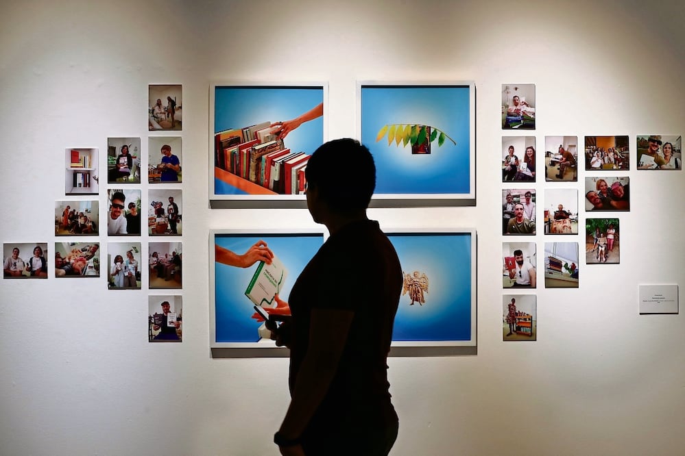 La mayoría de las piezas exhibidas son fotografías sobre la pérdida, la preservación, la persecución, la reconstrucción del entorno, las prácticas de unidad y de apoyo y sobre cómo el arte puede coexistir con las rutinas diarias durante el conflicto bélico. Foto: Berenice Fregoso / EL UNIVERSAL
