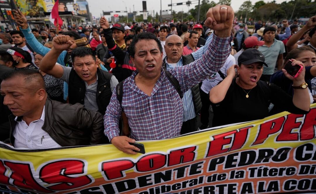 Partidarios del derrocado presidente Pedro Castillo marchan en la Plaza San Martín en Lima, Perú. Foto: AP