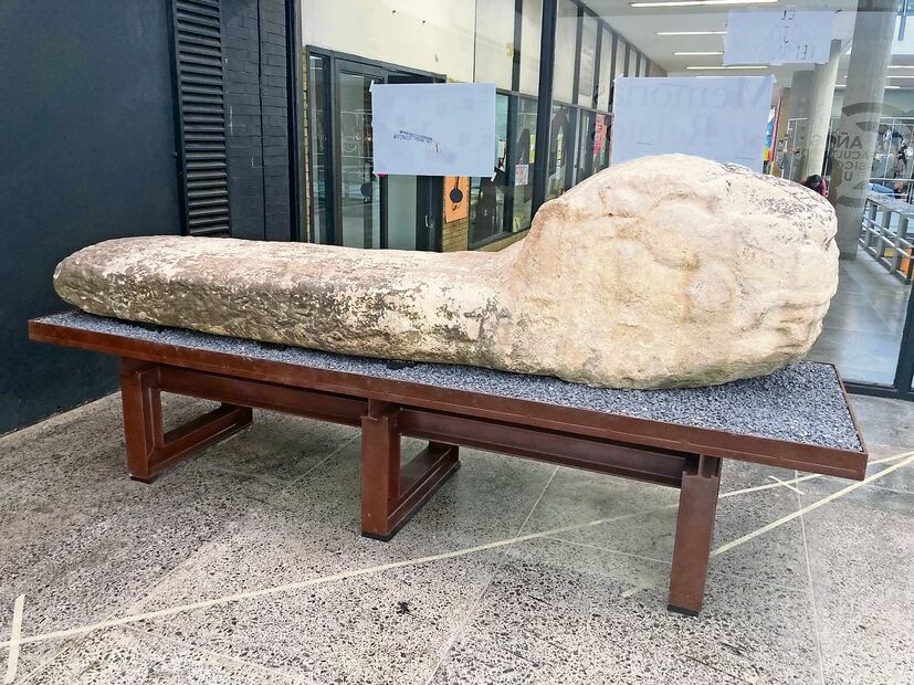 Piedra maya en la Facultad de Arquitectura. Foto: @hellcodex