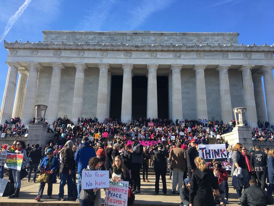 Multitudes alrededor del mundo salieron a las calles el sábado para marchar contra las políticas del presidente estadounidense Donald Trump en el aniversario de su primer año, y también para apoyar el movimiento contra la violencia y acoso sexual “MeToo (Yo también)”. (Foto: Víctor Sancho/EL UNIVERSAL)