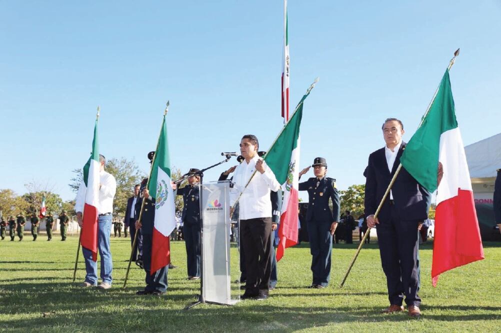 El gobernador Silvano Aureoles encabezó el izamiento del lábaro patrio y el abanderamiento de 46 escuelas de educación básica del municipio de Múgica. (ESPECIAL)