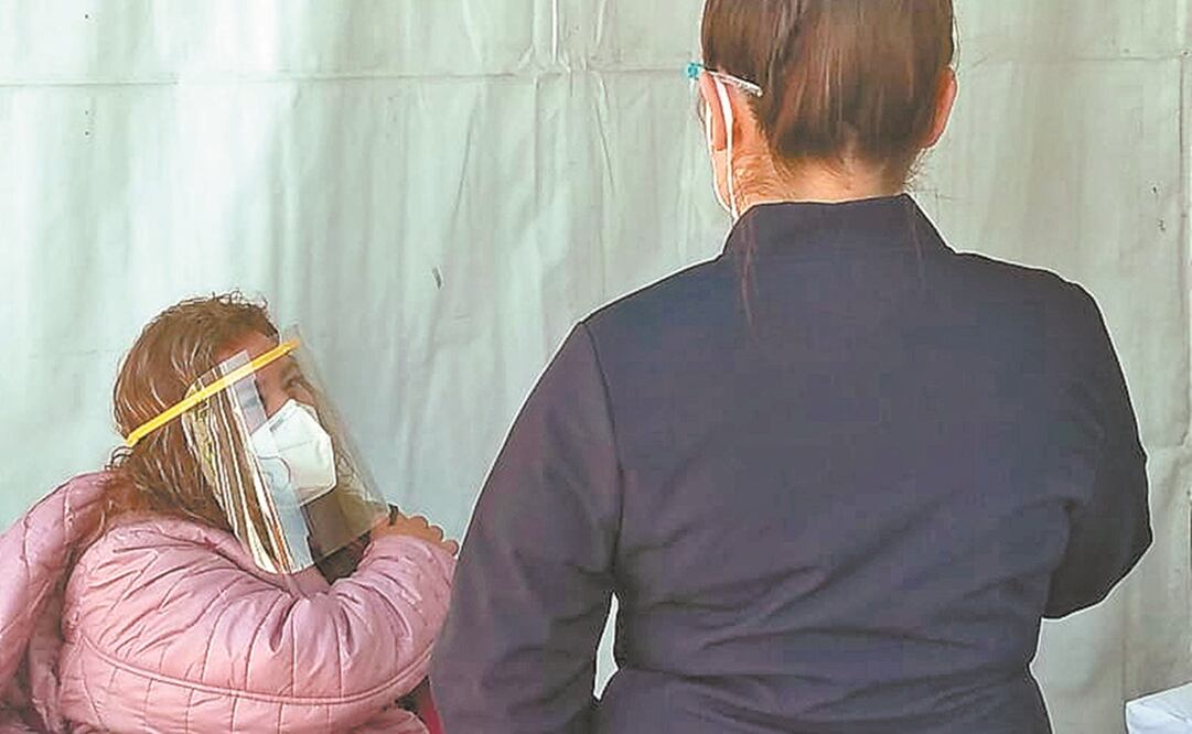 María de la Paz trabaja en el Hospital General de Zona No. 27 del IMSS y ayer fue vacunada. Foto: ESPECIAL