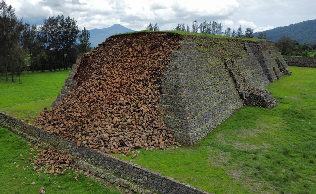 El INAH atiende basamento de la Zona Arqueológica de Ihuatzio, en Michoacán, tras derrumbe. Foto Ramiro Aguayo, INAH