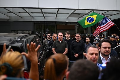 Bolsonaro se somete a procedimiento en hospital y regresa a arresto domiciliario en Brasil