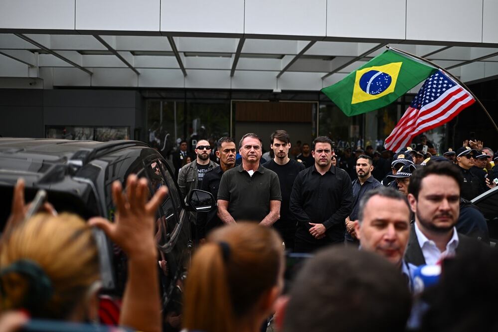 El expresidente de Brasil, Jair Bolsonaro,sale del hospital DF Star tras someterse a un procedimiento médico este domingo, en Brasilia. FOTO: ANDRE BORGES. EFE