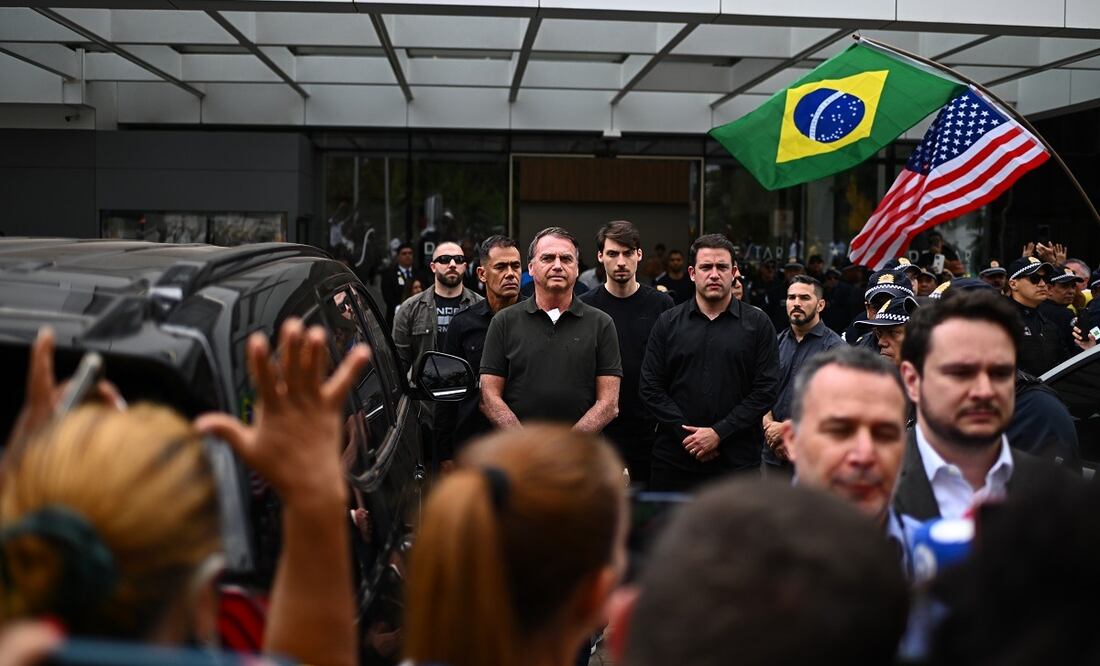 El expresidente de Brasil, Jair Bolsonaro,sale del hospital DF Star tras someterse a un procedimiento médico este domingo, en Brasilia. FOTO: ANDRE BORGES. EFE