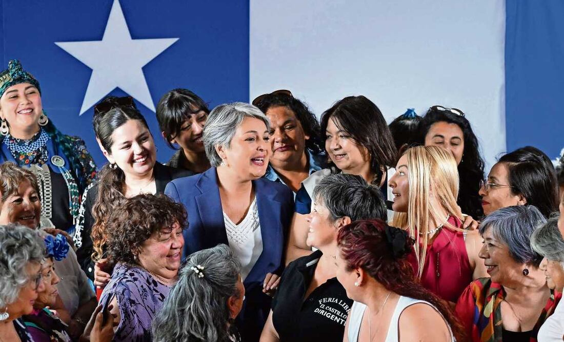 La candidata izquierdista Jeannette Jara (centro), durante un evento con mujeres, en el barrio de La Pintana, en Santiago. Foto: Marvin Recinos / AFP