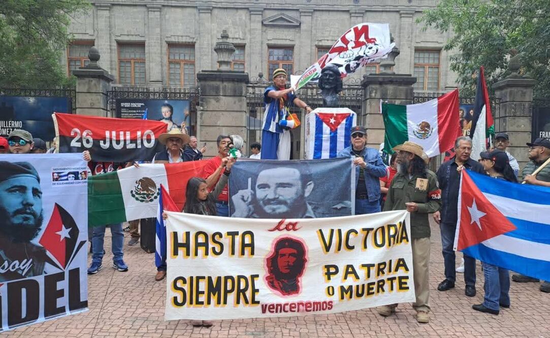Protestan otra vez en CDMX por retiro de estatuas de Fidel Castro y "Che" Guevara; "también son mexicanos", dicen. Foto: Eduardo Dina / EL UNIVERSAL