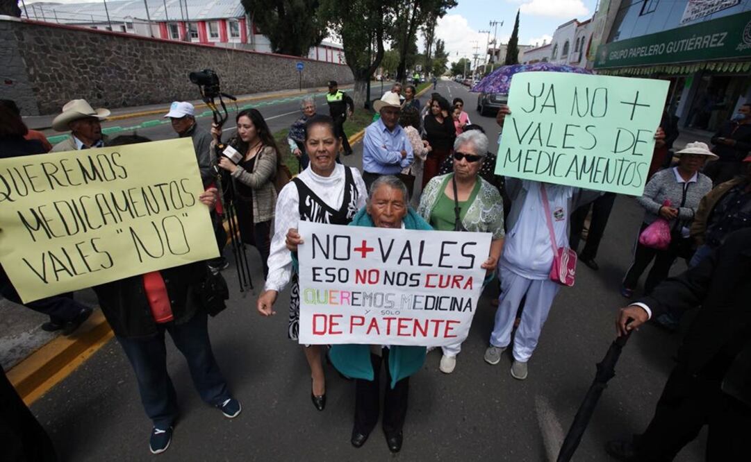 Un grupo de personas de la tercera edad de entre 78 y 83 años de edad se reunieron frente al edificio administrativo del ISEEMyM para intentar una segunda reunión con autoridades del Instituto. Foto: Jorge Alvarado / EL UNIVERSAL