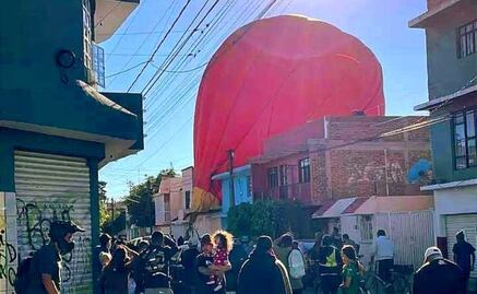 VIDEO: Globo aerostático pierde su ruta y cae sobre un fraccionamiento en Guanajuato