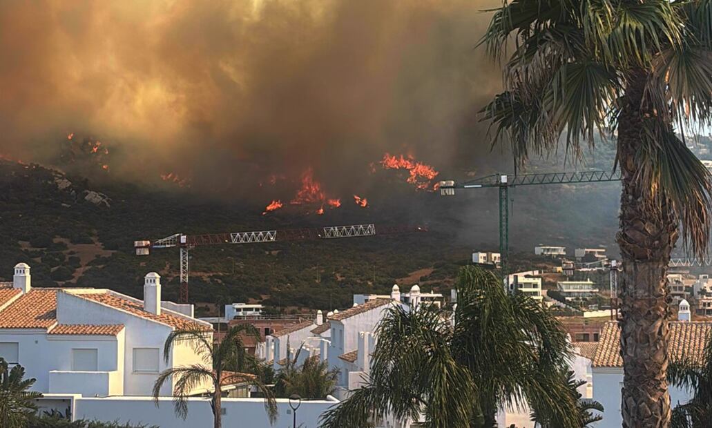 Ante el peligroso avance de las llamas en el incendio forestal declarado en Tarifa, Cádiz, se procedió al desalojo preventivo de viviendas y vehículos situados en la zona de playa de Atlanterra, el 11 de agosto de 2025. Foto: EFE