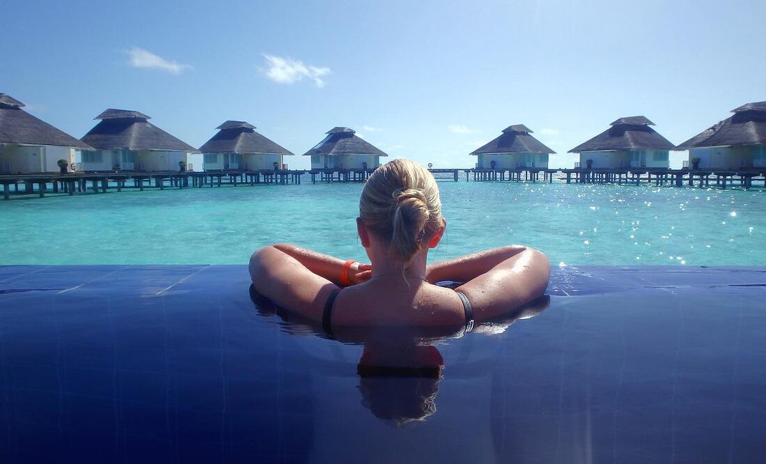 Las bacterias son la principal causa de enfermedades adquiridas en albercas de hoteles y balnearios. Foto: Pixabay