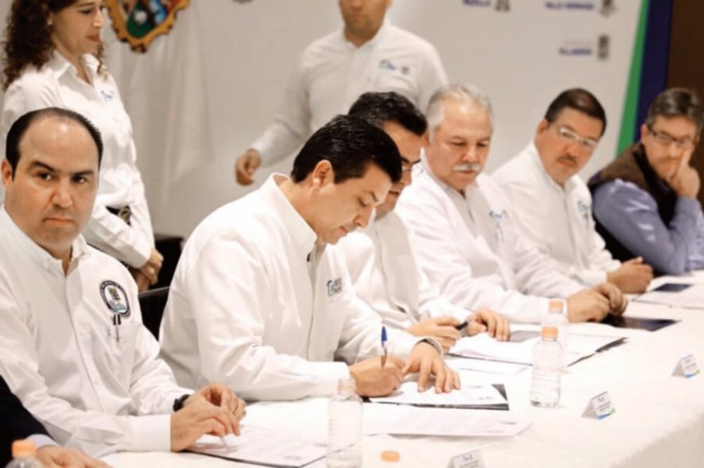 El gobernador firmó el Acuerdo para la Austeridad junto con representantes de los Poderes Judicial, Legislativo y de los presidentes municipales. (Cortesía)