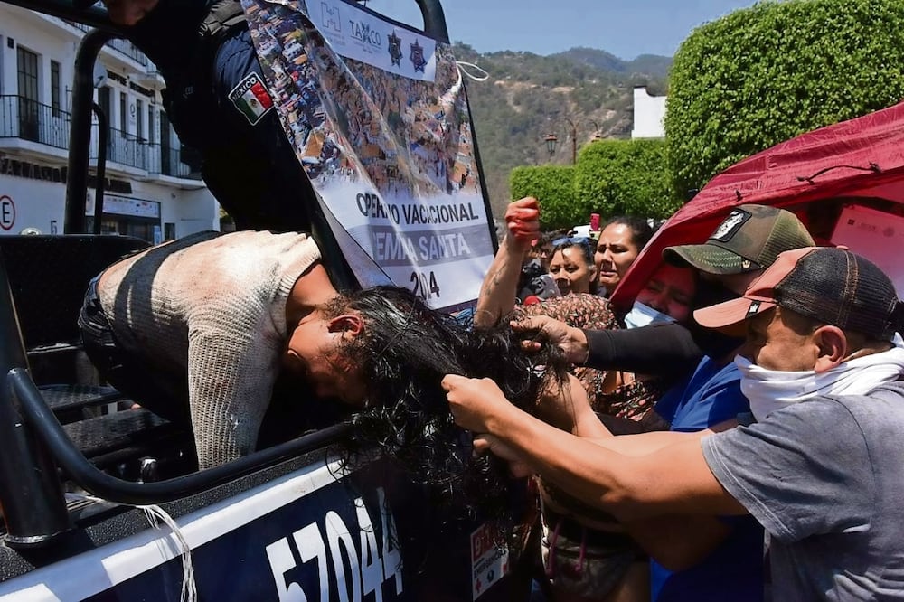 Habitantes de Taxco enardecen por el asesinato de Camila y linchan a presuntos responsables. Foto: de Salvador Cisneros. El Universal