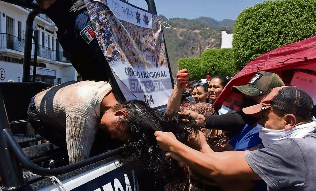 Habitantes de Taxco enardecen por el asesinato de Camila y linchan a presuntos responsables. Foto: de Salvador Cisneros. El Universal