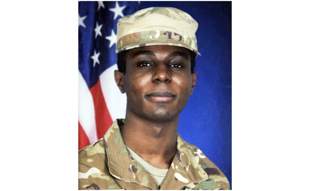 Familiar muestra el retrato del soldado estadounidense Travis King en casa de su abuelo Carl Gates, en Kenosha, Wisconsin. Foto: AP